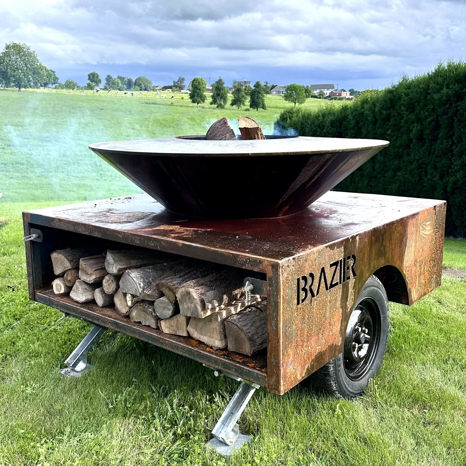 Barbecue en acier sur remorque
