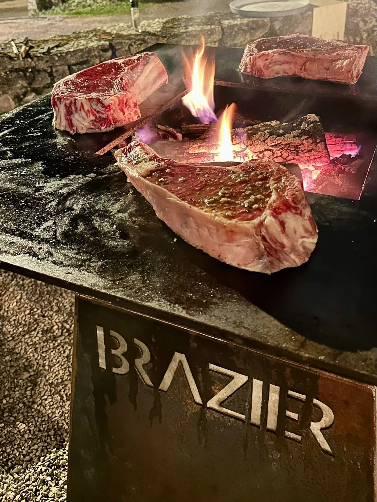 Viande sur un Barbecue en Acier Corten
